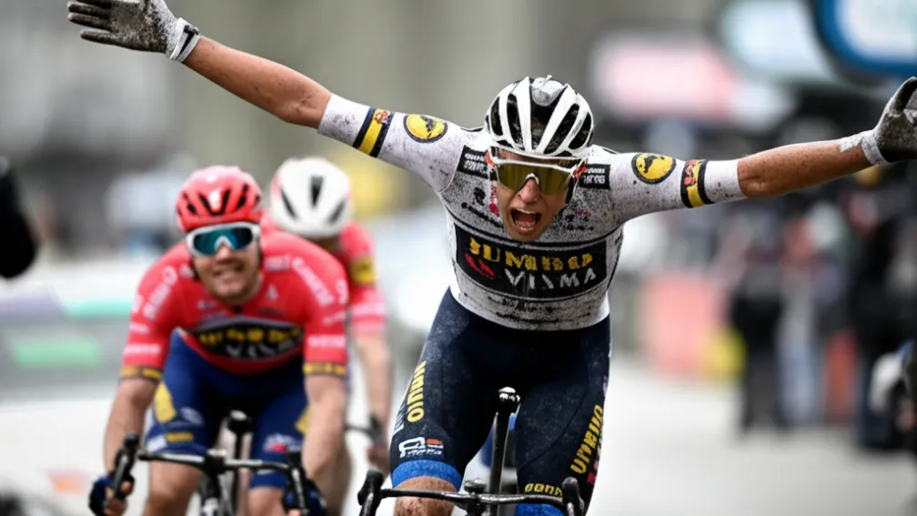 Mathieu van der Poel triumfă la Paris-Roubaix, Tadej Pogačar înfrânt de ghinion