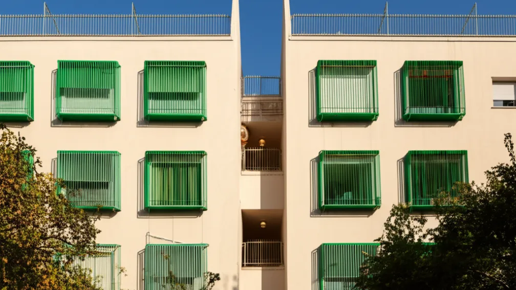 O clădire fără încuietori pentru trei prietene care împărtășesc totul: reforma neobișnuită a unui bloc de apartamente din Carabanchel
