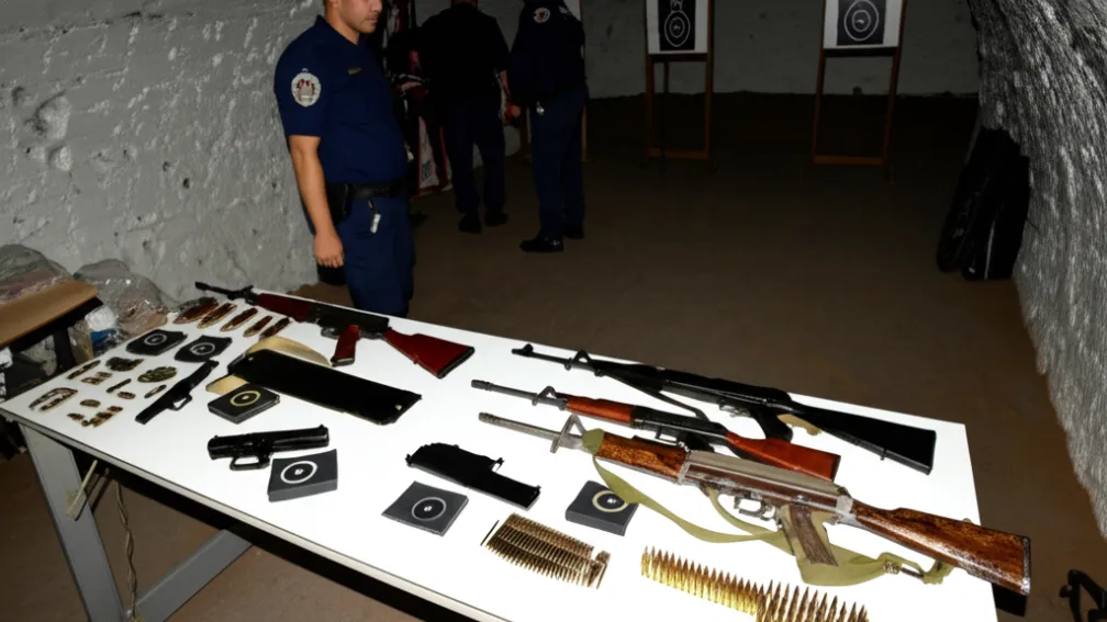 Trei arestați pentru vânzarea de arme de război testate într-un poligon subteran