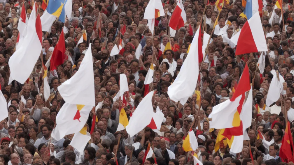Partidul Comunist își ia rămas bun de la Papa cu mai multă căldură decât Vox