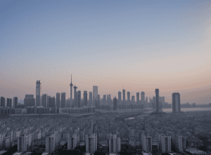 China reduce emisiile de CO₂ cu ajutorul tehnologiilor curate, în ciuda creșterii cererii de energie