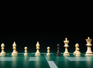 Turneul de șah Norway Chess: Gukesh îl învinge pe liderul Caruana de ziua sa de naștere