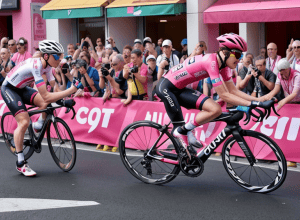 Wout van Aert îl conduce pe Olav Kooij către victorie la sprint în Giro d'Italia