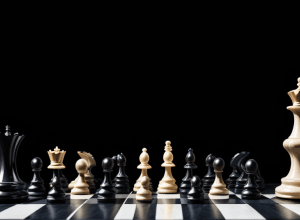 Analiză de șah: Caii magici ai lui Benko și tactica pe tabla de șah