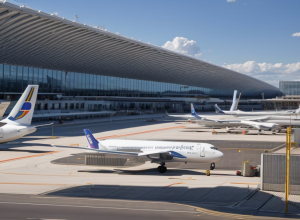 50 de persoane fără adăpost, evacuate din aeroportul Barajas: Conflictul dintre AENA și Primăria Madridului escaladează