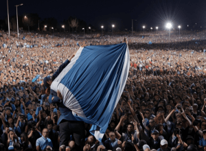 Milei, evacuat după ce a fost atacat cu pietre în timpul unui miting electoral în Buenos Aires