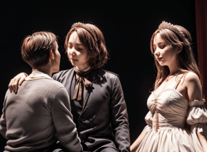 Dragostea ca un teatru: roluri, scenarii și căutarea autenticității în relații