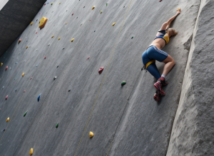 Alberto Ginés domină Cupa Mondială la Escaladă: Triumf după Aurul Olimpic