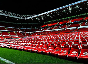 Suporterii Manchester United au petrecut o noapte pe Old Trafford pentru caritate