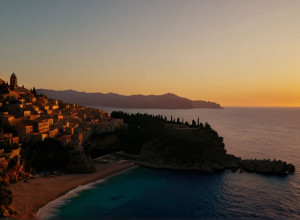 „La Ruta”: O serie spaniolă explorează două ere paralele, de la sfârșitul lui Franco la Ibiza anilor '90