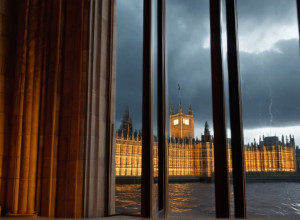 Dezbatere Aprinsă în Congresul Spaniol: Carlos Mazón, Criticat Dur în Comisia DANA