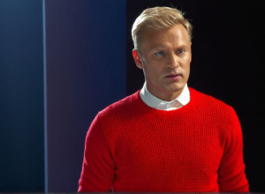 Efectul Puloverului Roșu: Trucul de Stil al Toamnei care Cucerește Lumea Modei