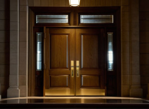 Guvernatorul Illinoisului semnează o lege care interzice arestările ICE în tribunalele de stat