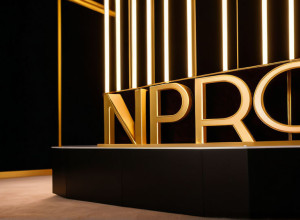 Dakota Johnson impresionează la Festivalul Internațional de Film Red Sea cu o rochie „cut-out”