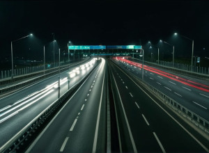 Autostradă nocturnă cu lumini din spate în mișcare