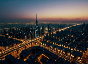 „Teheran”: Sezonul Trei al Serialului de Spionaj cu Hugh Laurie Ajunge în 2026