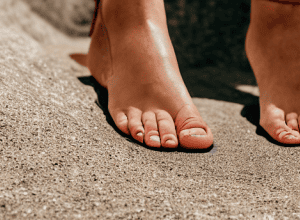 Să plătești 700 de euro pentru a merge (aproape) desculț? Așa revine controversatul stil ‘barefoot’