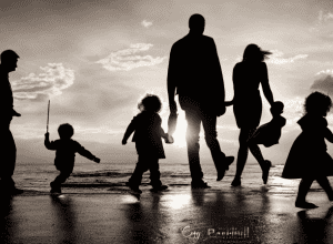 “Dacă aș fi mama? Ar fi foarte inconfortabil”: Filmul care perpetuează “amuzamentul” tatălui distant și inutil – Analiza filmelor și a stereotipurilor parentale