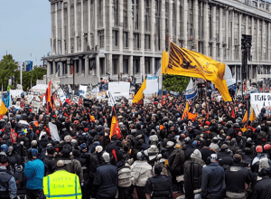 Galicia strigă „Altri ucide” la un protest amplu împotriva politicii industriale a Xunta