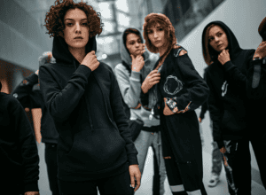 Misterul Nude Project: Ce se ascunde în spatele „duelului de hanorace” purtat de adolescenți și tineri adulți