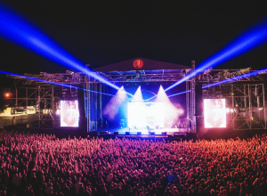 Un verdict permite festivalului Medusa să depășească limita legală de decibeli, fiind considerat o «activitate culturală specifică»