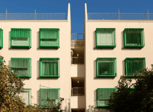 O clădire fără încuietori pentru trei prietene care împărtășesc totul: reforma neobișnuită a unui bloc de apartamente din Carabanchel