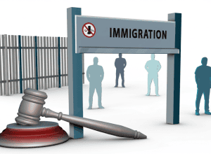 Un judecător blochează temporar ordinul lui Trump de a revoca «parole» pentru jumătate de milion de imigranți