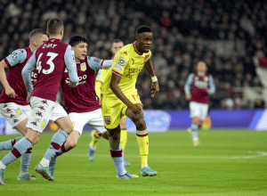 PSG marchează primul și rezistă la Villa Park