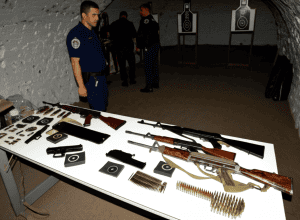 Trei arestați pentru vânzarea de arme de război testate într-un poligon subteran