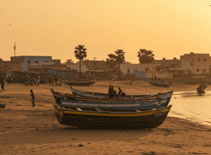 Satele din Senegal își pun viitorul în copiii din cayucos