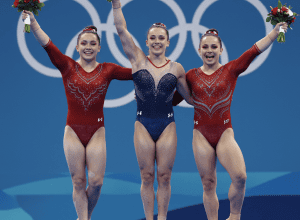 Rebeca Andrade, Nadia Comăneci și trei gimnaste de culoare pe podiumul de la Paris 2024