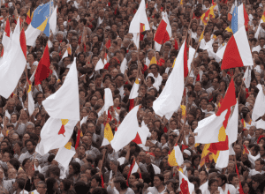Partidul Comunist își ia rămas bun de la Papa cu mai multă căldură decât Vox