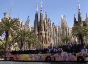 Activiști atacă un autobuz turistic cu pistoale cu apă în Barcelona