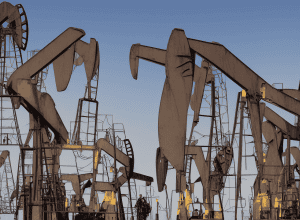 Scăderea prețului petrolului: Deciziile OPEC și războiul comercial duc petrolul spre 50 de dolari