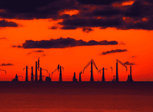 Prețul petrolului scade: OPEC+ crește producția pe fondul războiului comercial și al riscului de recesiune