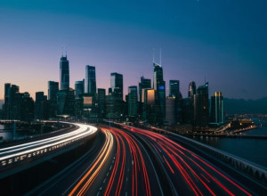 Priveliște panoramică a unui oraș vibrant la crepuscul