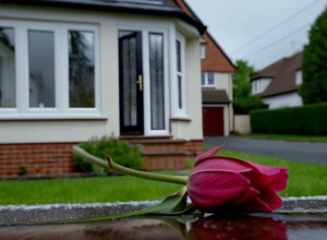 Crimă Șocantă în Alpedrete: Doi Orfani Își Apără Tatăl Criminal, Comunitatea este Zguduită