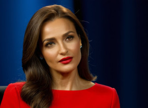 Mina El Hammani, actrița din „Élite”, dezvăluie provocările din carieră: „Părinților mei nu le-am spus că lucram într-un bar”