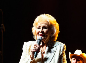 DOLLLI PARTON ALCĂNEAZĂ 80 ani – Un pătrat cultural pentru oamenii de cuori