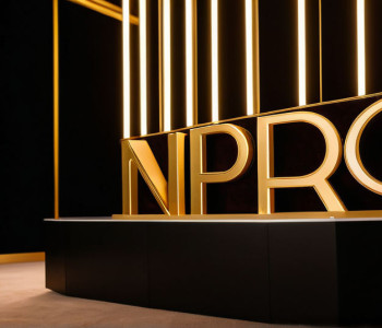 Dakota Johnson impresionează la Festivalul Internațional de Film Red Sea cu o rochie „cut-out”