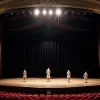 „Apariții”: Un joc teatral liric cu fantome, costume și angoase existențiale