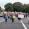 Părinții ies în stradă pentru siguranța copiilor: Campania Street for Kids cere zone fără mașini în apropierea școlilor