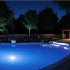 Lămpi solare plutitoare pentru piscină: iluminare, curățare și economie