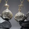 Justiția și Politica: Echilibrul Fragil al Democrației Constituționale