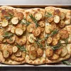 Schiacciata: Focaccia Italiană Subțire și Crocantă Fără Drojdie – O Rețetă Simplă pentru Oricine