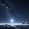 Gheață cristalină detectată într-un sistem stelar tânăr: o descoperire revoluționară pentru înțelegerea formării planetelor