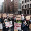 Locatarii locuințelor sociale din Barcelona denunță creșterea prețurilor: "Trebuie să aleg între a mânca și a plăti apa"