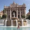 Caniculă la Barcelona: locuitorii se scaldă în fântâni din cauza prețurilor mari la piscine