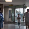 Părinți pe fugă: o pereche a fost reținută după ce a fugit din spital cu bebelușul lor de cinci ore