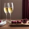 De ce vinul alb se servește rece, iar cel roșu la temperatura camerei? Descoperă secretele